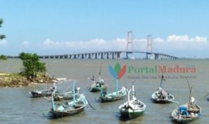 Perahu alis-alis yang tertambat di bibir pantai Kampung Jarat Lanjang. (Foto: Agus Hidayat)