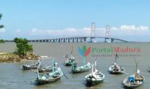 Perahu alis-alis yang tertambat di bibir pantai Kampung Jarat Lanjang. (Foto: Agus Hidayat)
