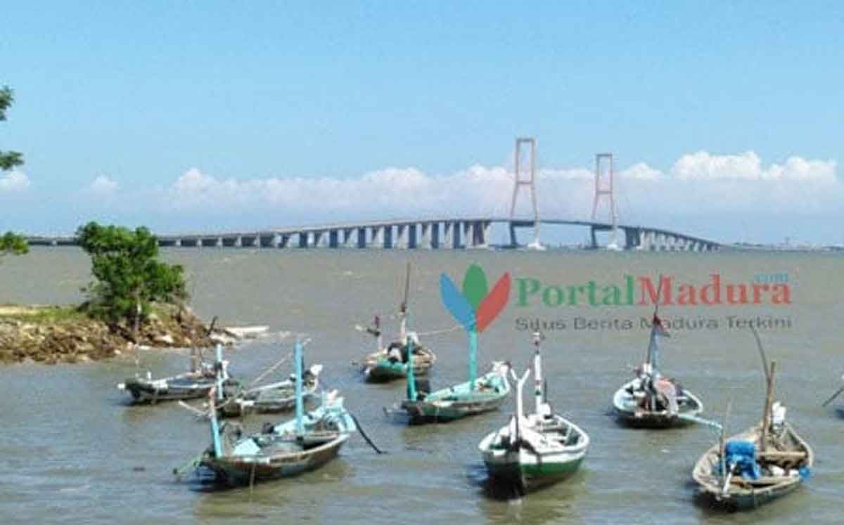 Perahu alis-alis yang tertambat di bibir pantai Kampung Jarat Lanjang. (Foto: Agus Hidayat)