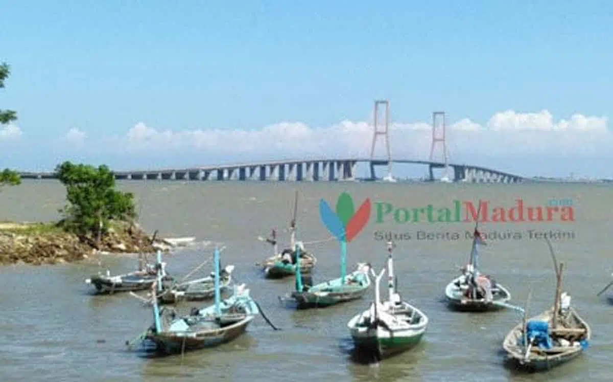 Perahu alis-alis yang tertambat di bibir pantai Kampung Jarat Lanjang. (Foto: Agus Hidayat)