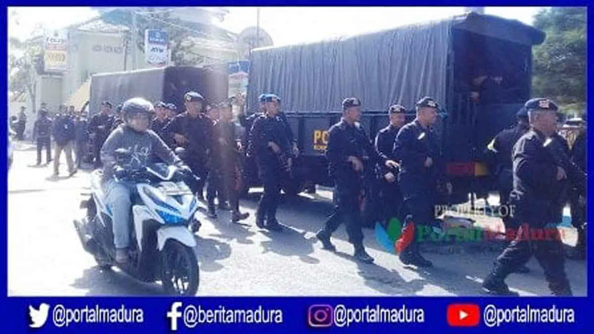 Polda Jatim Terjunkan Brimob Pasca Massa Bakar Polsek Tambelangan Sampang