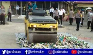 Polres Sumenep Musnahkan Ratusan Botol Miras