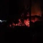 VIDEO-Detik-detik Massa Bakar Polsek Tambelangan Sampang