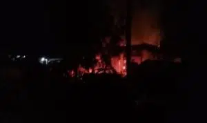VIDEO-Detik-detik Massa Bakar Polsek Tambelangan Sampang