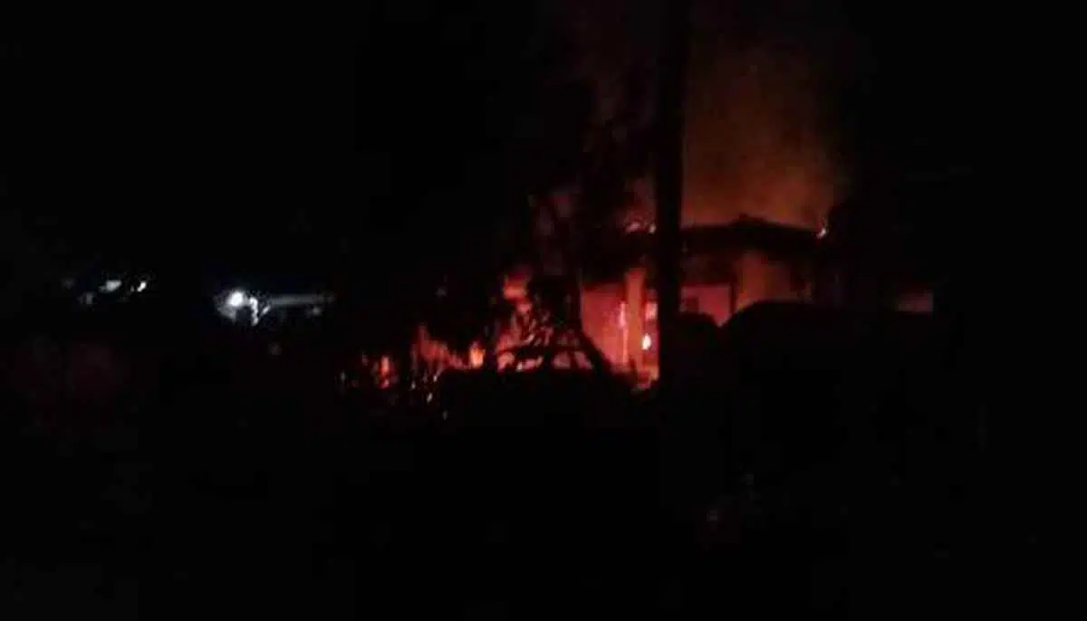 TNI Jaga Mapolsek Tambelangan Sampang yang Dibakar Massa