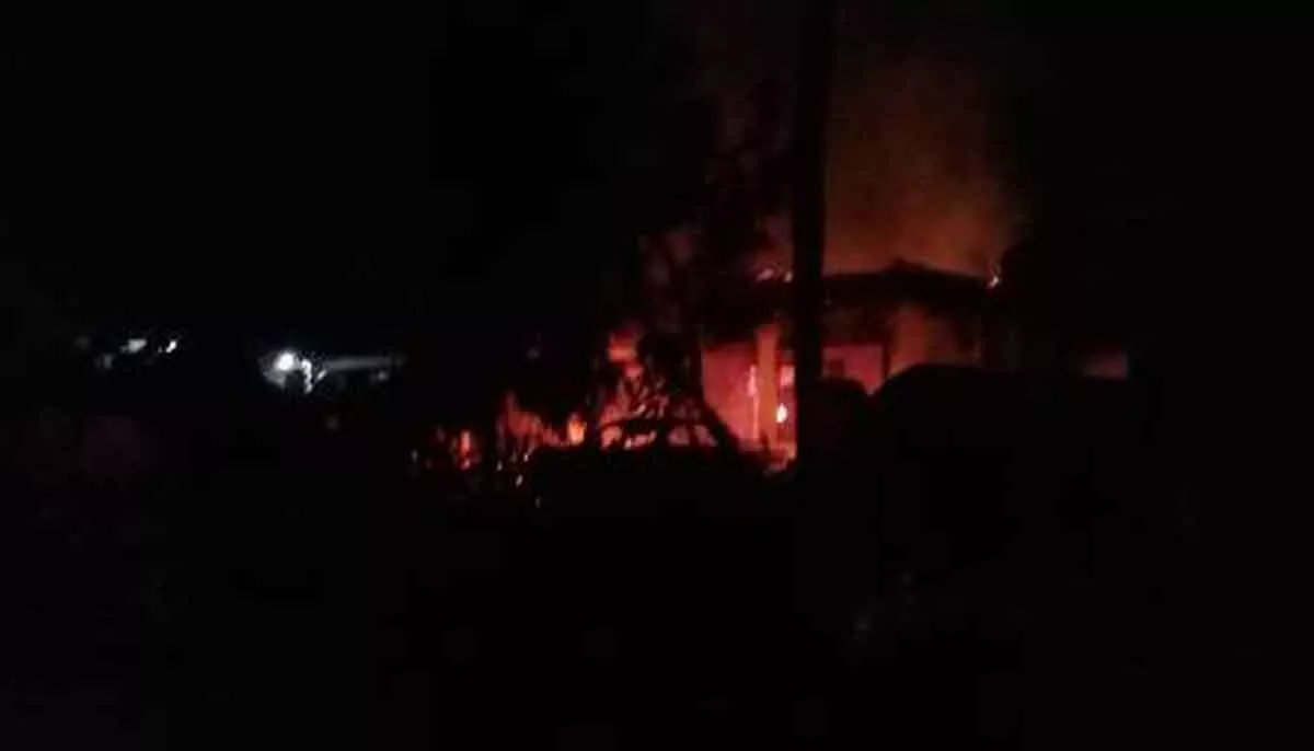 TNI Jaga Mapolsek Tambelangan Sampang yang Dibakar Massa