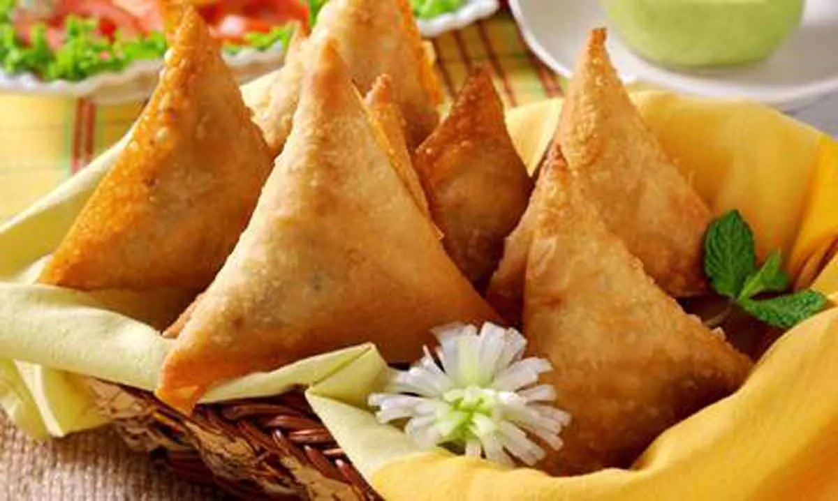 Resep Samosa Isi Daging Ayam Bumbu Kari yang Sedap dan Gurih