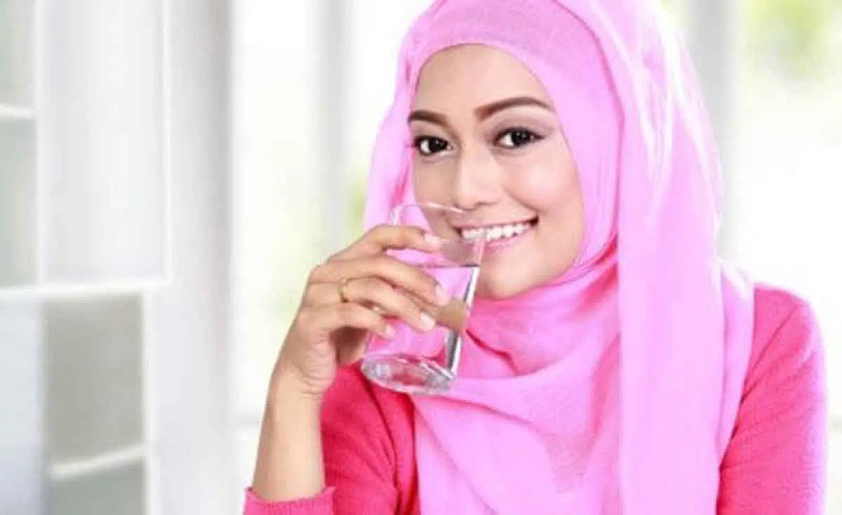 Tak Cuma Bikin Lemas, Ini Bahayanya Sahur Cuma Minum Air Putih