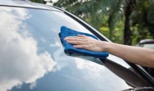 Tak Perlu Mahal, 3 Bahan di Rumah Ini Ampuh Hilangkan Jamur Kaca Mobil