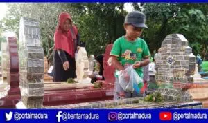Warga Sumenep Ramai Ziarah Kubur