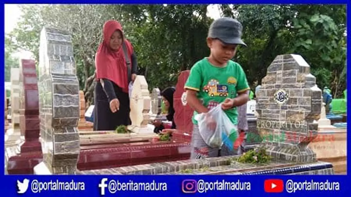 Malam Jumat Terakhir Menjelang Puasa, Warga Sumenep Ramai Ziarah Kubur