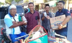 Berkah Ramadan, Wartawan Sampang Salurkan Takjil Gratis