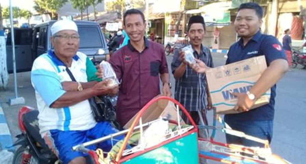 Berkah Ramadan, Wartawan Sampang Salurkan Takjil Gratis 