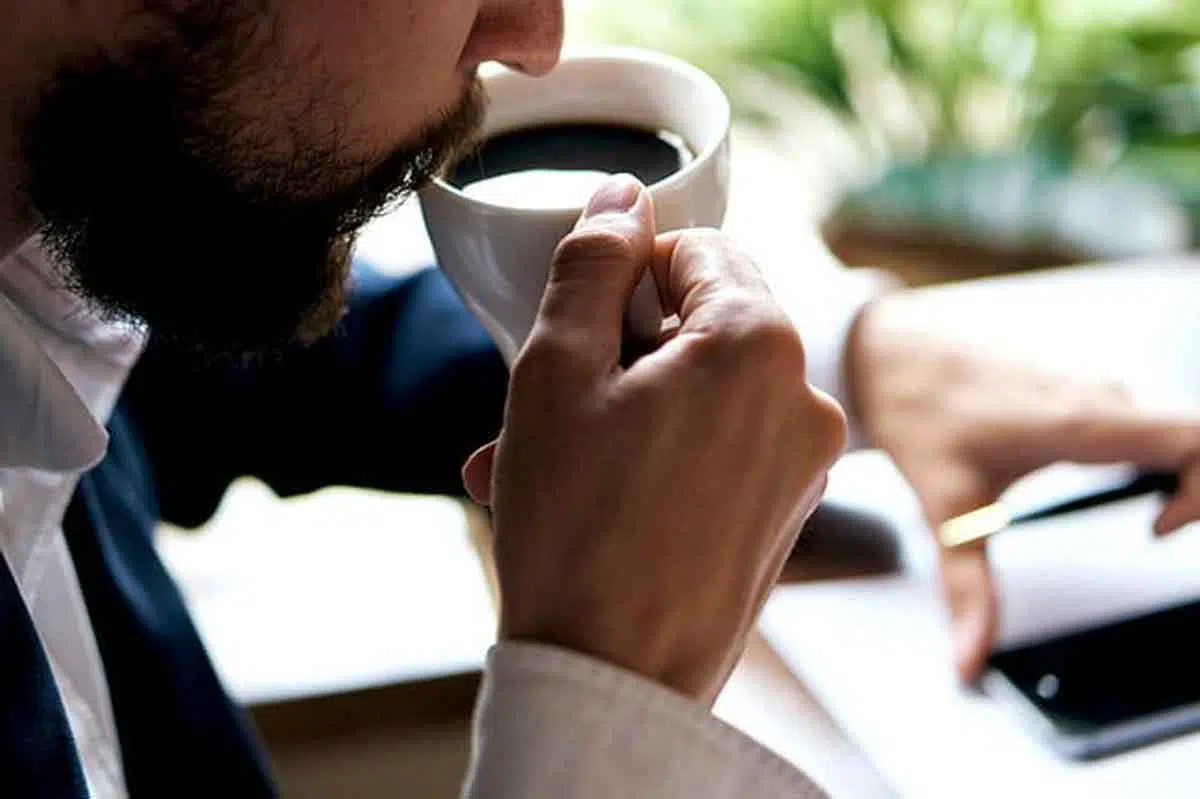 Waspada! Risiko Penyakit Jantung saat Minum Kopi Berlebihan