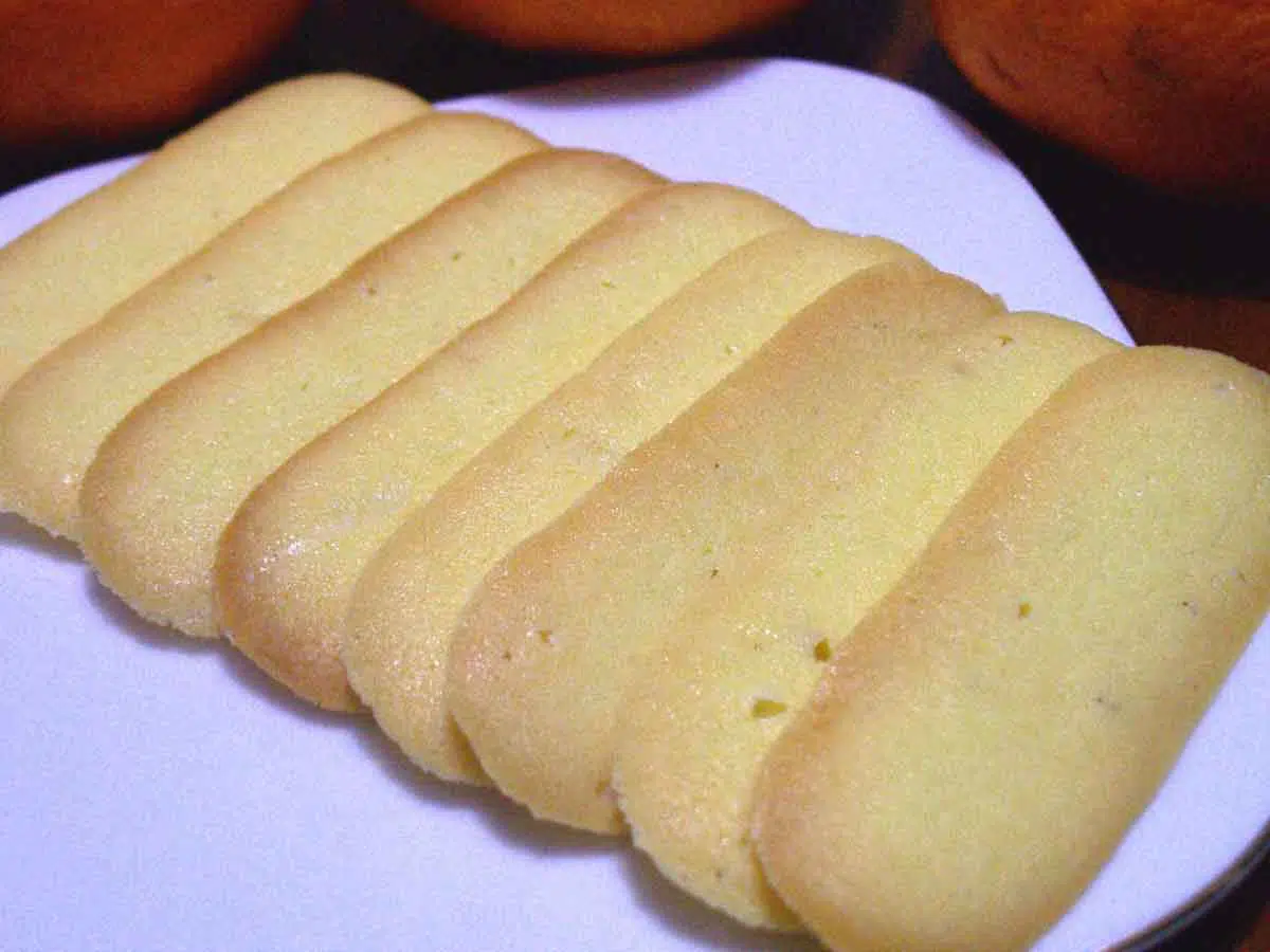 Kenali 5 Tips Membuat Kue Lidah Kucing Agar Renyah dan Enak