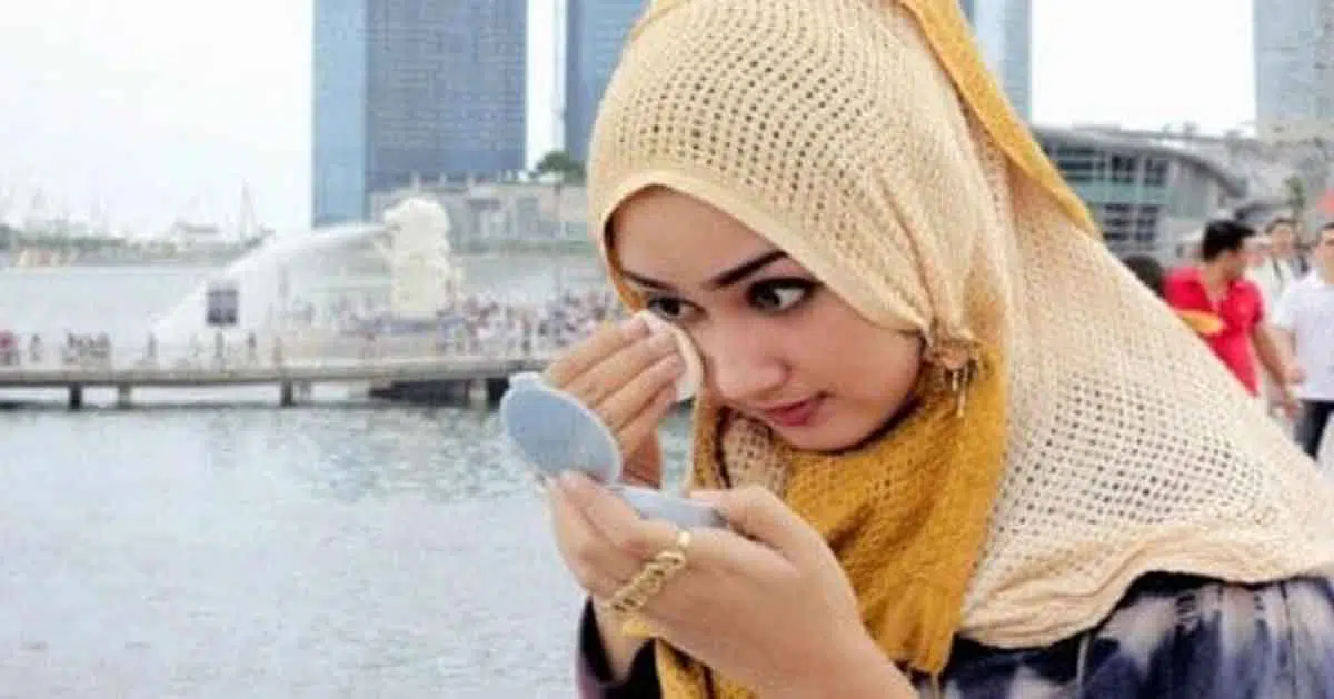 5 Cara Makeup Tak Luntur Meski Terkena Air Wudu