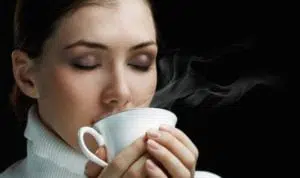 Minum Air Hangat Saat Sahur Agar Tidak Haus Selama Berpuasa, Mitos atau Fakta!