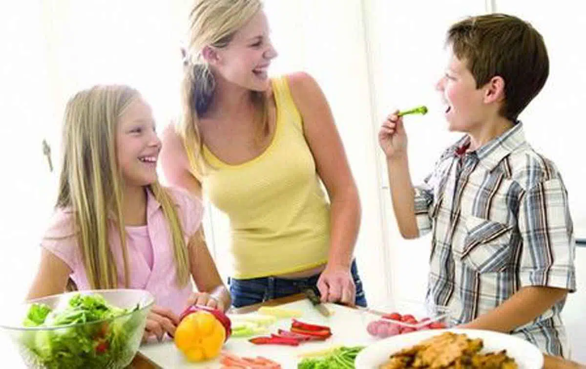 4 Cara Cerdas Ajarkan Buah Hati Anda Tentang Makanan Sehat