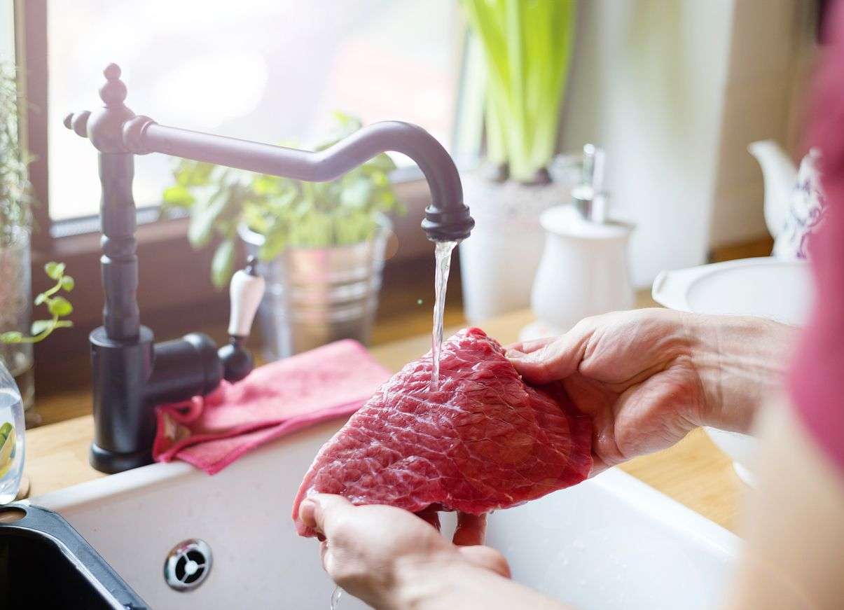 Sebelum Dimasak, 4 Bahan Makanan Ini Sebaiknya Tidak Dicuci