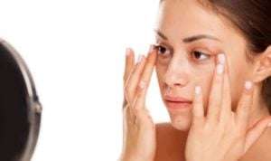 5 Cara Mudah untuk Cegah Concealer Creasing di Wajah