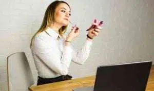 5 Produk Kecantikan yang Perlu Ada di Meja Kerja Tiap Hari Saat di Ruangan Ber-AC