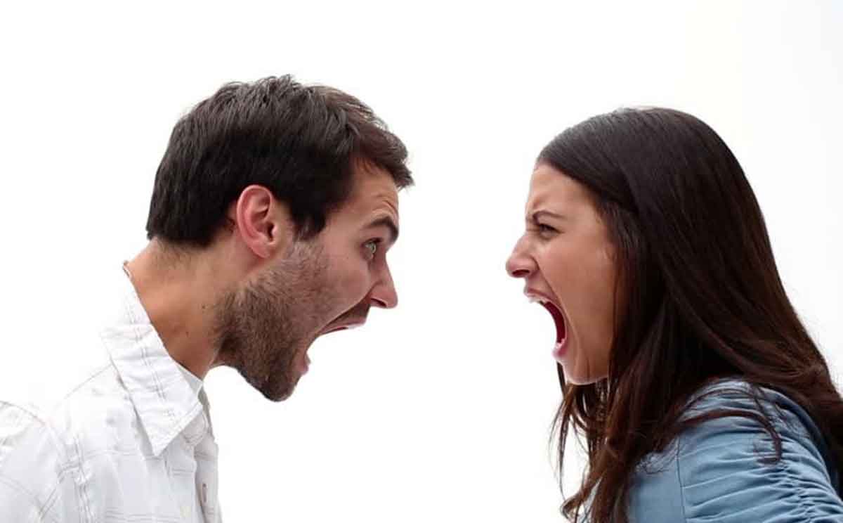 Почему человек кричит при разговоре. Кричат друг на друга. Женщина кричит на мужчину. Люди орут друг на друга. Человек кричит на другого.