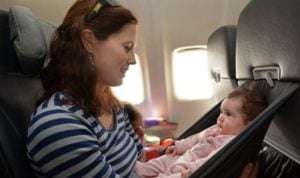 6 Cara Cegah Bayi Menangis dalam Perjalanan Saat Gunakan Pesawat