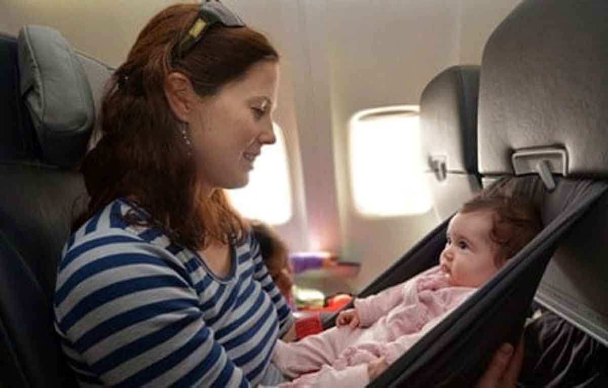 6 Cara Cegah Bayi Menangis dalam Perjalanan Saat Gunakan Pesawat