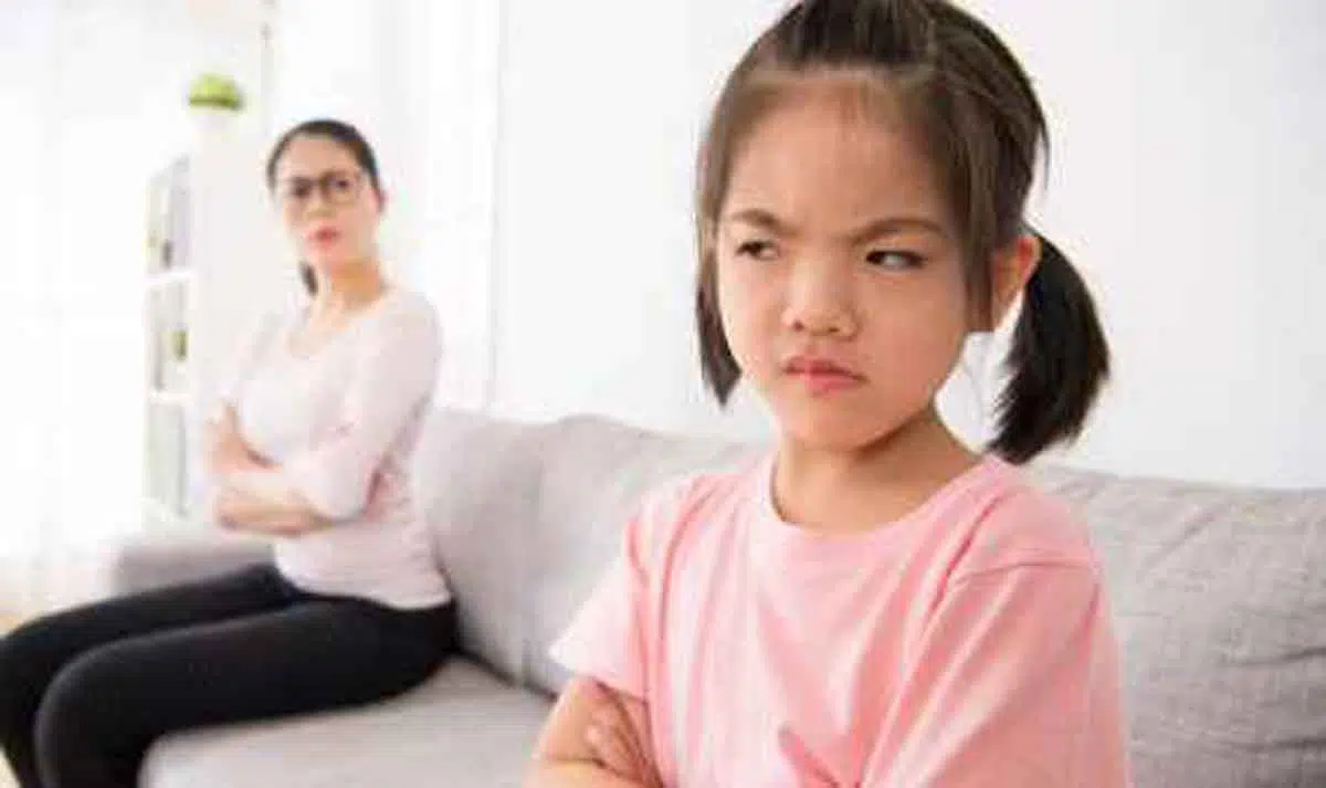 6 Dampak Buruk Jika Ibu Jarang Senyum pada Anak