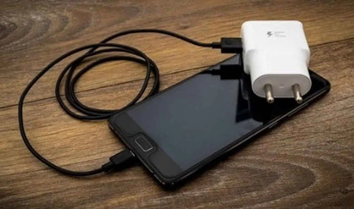 8 Cara Jitu Atasi Smartphone yang Tak Bisa Dicas