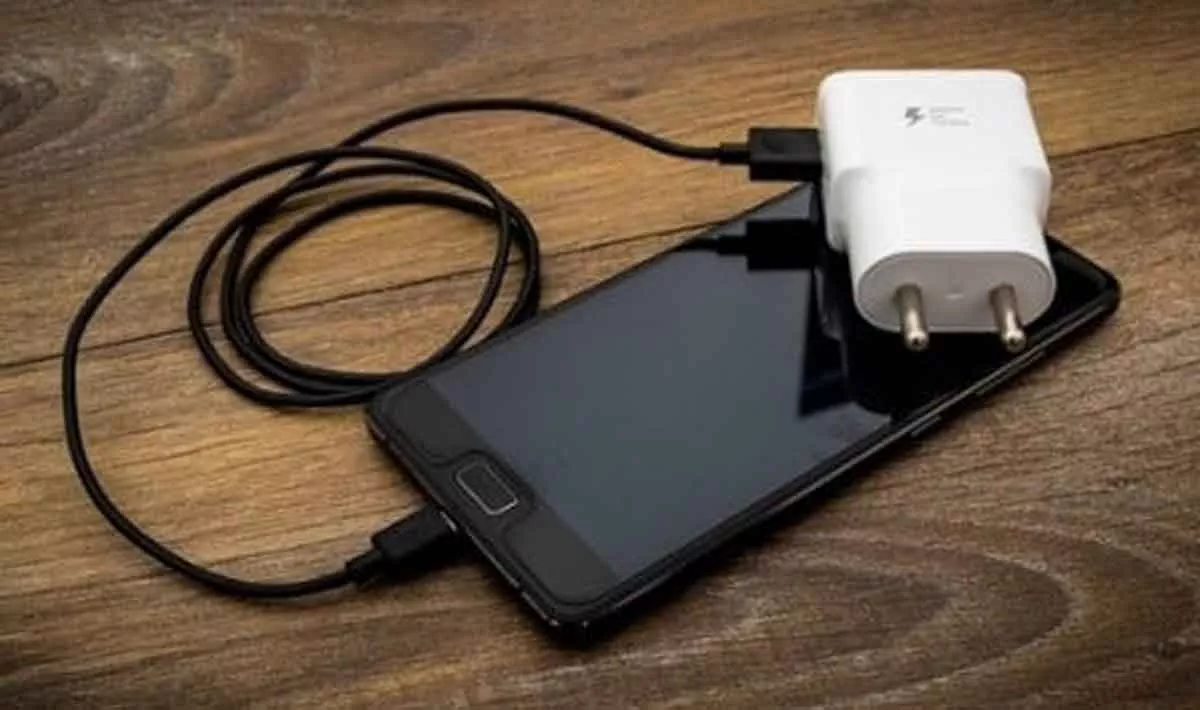 8 Cara Jitu Atasi Smartphone yang Tak Bisa Dicas