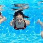 Suka Berenang? Hati-hati Bahaya Klorin Terhadap Kulit