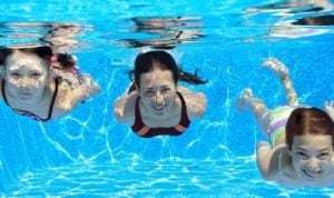 Suka Berenang? Hati-hati Bahaya Klorin Terhadap Kulit