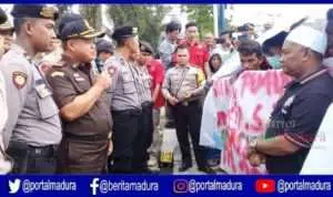 Dugaan Korupsi, Warga Demo Kantor Kejari Sampang