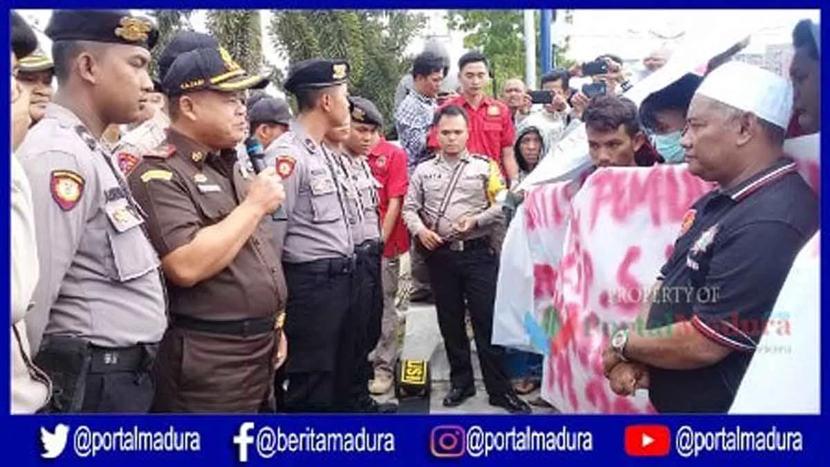 Dugaan Korupsi, Warga Demo Kantor Kejari Sampang