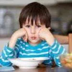 Anak Suka Mengemut Makanan? Begini 4 Cara Atasinya