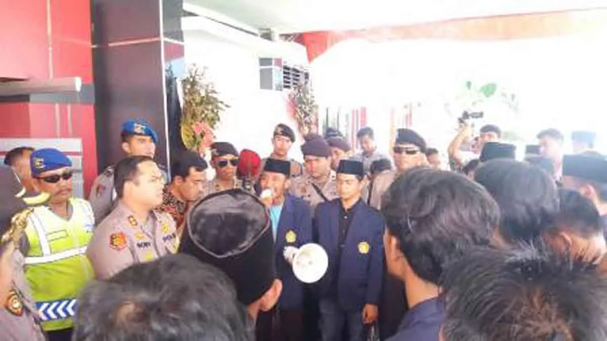 Jiwanya Terancam Aksi Begal, Mahasiswa UTM ‘Geruduk’ Polres Bangkalan