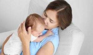 Bunda, Ini 5 Cara Tenangkan Bayi Usai Disuntik