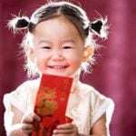 Bunda, Kenali 4 Cara Ajarkan Anak Kelola Angpau Lebaran dengan Baik