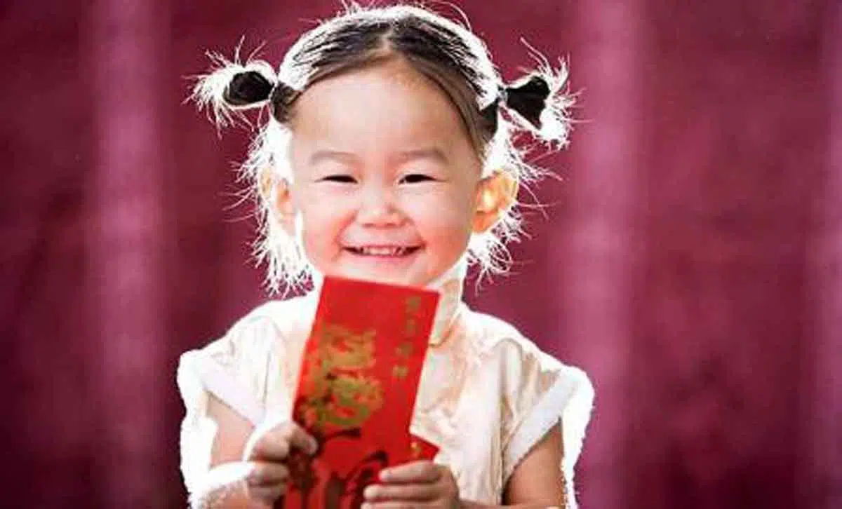 Bunda, Kenali 4 Cara Ajarkan Anak Kelola Angpau Lebaran dengan Baik
