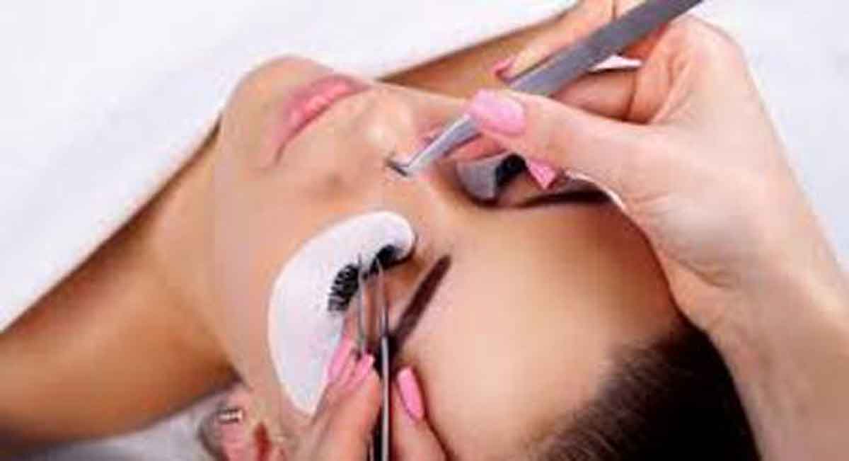 Mau Eyelash Extension Anda Awet? Rawat dengan 3 Cara Ini