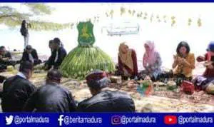Seribu Porsi Ketupat Gratis Warnai Festival Ketupat 2019 di Pantai Slopeng Sumenep