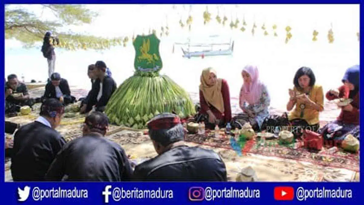 Seribu Porsi Ketupat Gratis Warnai Festival Ketupat 2019 di Pantai Slopeng Sumenep