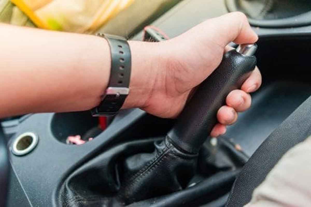 Hati-hati! Ini Risiko Jika Terlalu Lama Pakai Rem Tangan
