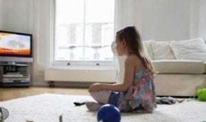 Ini 3 Cara Hadapi Anak yang Cemas Lihat Tayangan Berita