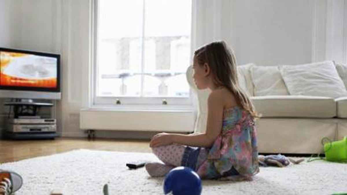 Ini 3 Cara Hadapi Anak yang Cemas Lihat Tayangan Berita