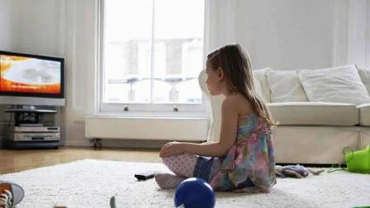 Ini 3 Cara Hadapi Anak yang Cemas Lihat Tayangan Berita