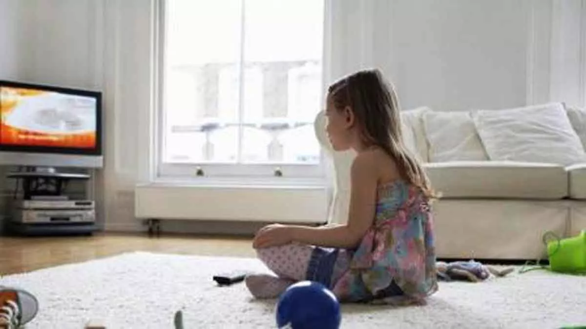 Ini 3 Cara Hadapi Anak yang Cemas Lihat Tayangan Berita