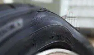 Ini Penyebab Munculnya Benjolan Pada Ban Motor
