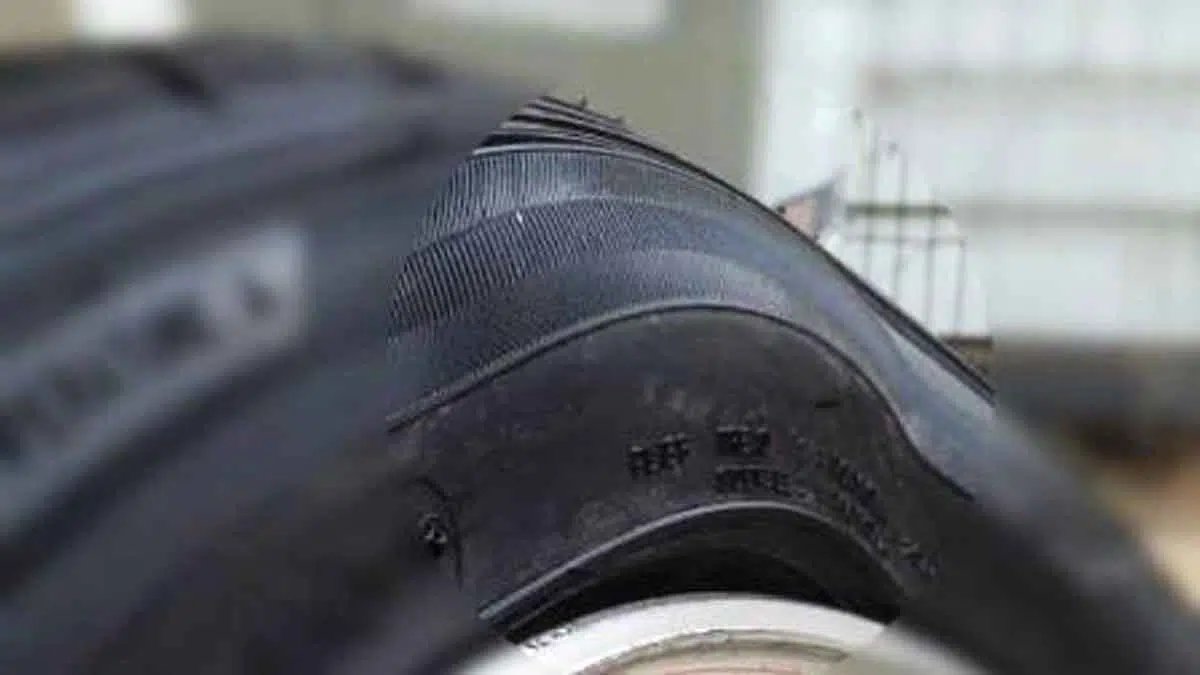 Ini Penyebab Munculnya Benjolan Pada Ban Motor